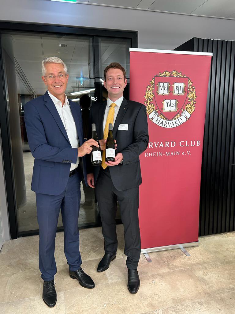 HarvardClubRM's tweet photo. 193.000 Passagiere, 82.500 Stück Abfluggepäck und 5.800t Cargo pro Tag – ein gigantischer logistischer Aufwand. Dr. Stefan Schulte, Vorsitzender des Vorstands der Fraport AG, gab uns faszinierende Einblicke in die Aktivitäten des Frankfurter Flughafens @FraportAG. #fraport https://t.co/CqAqoZfMhV