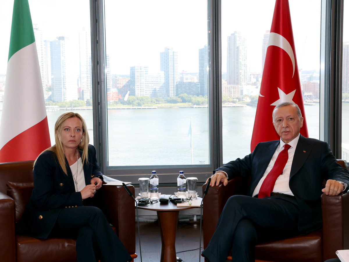 Cumhurbaşkanımız <a href="/RTErdogan/">Recep Tayyip Erdoğan</a>, Birleşmiş Milletler (BM) 78. Genel Kurulu için bulunduğu Amerika Birleşik Devletleri’nin (ABD) New York şehrinde, İtalya Başbakanı Giorgia Meloni ile Türkevi’nde bir araya geldi.