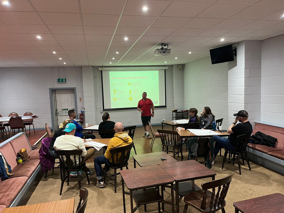 Ammanford_Rugby's tweet photo. Fantastic First Aid course held at the club tonight. It really is worth attending even if it’s just for awareness purposes and feeling more confident in an emergency. Big thank you @timpoole959 from @WRU_Scarlets @WelshRugbyUnion for an excellent evening ⚫️🔵 https://t.co/imFoEmYkqL