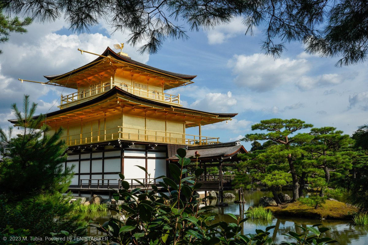 🇺🇸 Kinkaku-ji is the informal name of Rokuon-ji in Kyoto, Japan 🇯🇵.  It was originally built in 1397 as a rest villa for the shōgun Ashikaga Yoshimitsu.
🇯🇵 金閣寺は、日本の京都にある鹿苑寺の非公式名です。  1397年に将軍足利義満の別荘として建てられました。