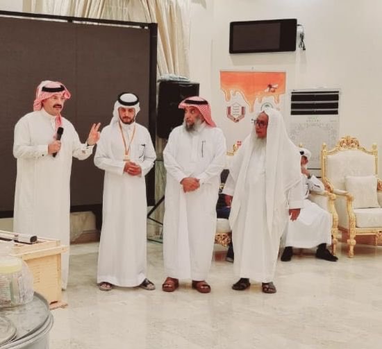 امير المبادرات والداعم المعنوي لكافة اطياف المجتمع صاحب السمو الملكي الامير تركي بن طلال أمير منطقة عسير يشرف جمعية النحالين التعاونيه برجال المع بالزياره اثناء عقد الدورات التدريبيه ويوجه ويشجع الجميع بكلماته التي لهاصدى واثر كبيرفي نفوس الجميع تاريخ ١٤٤٥/٣/٣ سيبقى ذكرى للجمعيه