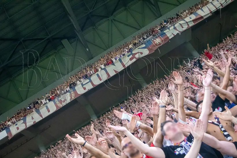 gonesworld's tweet photo. Le Bloc 405 👏👏👏

Une tuerie d’en bas lâchez rien les Gones 💪🏾❤️💙 https://t.co/7tksYKs6Jx