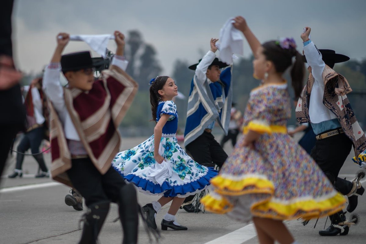 camila_vallejo's tweet photo. Estas #FiestasPatrias disfrutamos de las tradiciones, entre ellas, la gran #Parada2023. Como Gobierno de Chile seguiremos trabajando por mantener nuestras tradiciones y avanzar todos los días por el bienestar de chilenas y chilenos. https://t.co/hzCvbySjib