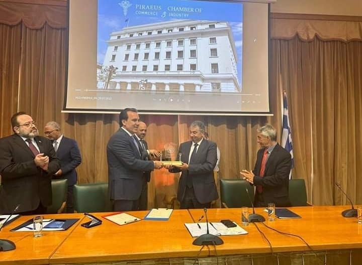 2023-9
بحضور سفيري #اليونان و #سورية :
توقيع اتفافيه توءمة بين غرفتي #تجارة وصناعة #طرطوس  و #بيرايوس #اليونانيه