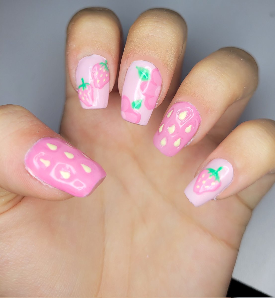 RedIsHereToStay's tweet photo. Strawberries!! #nailart #gel https://t.co/vU8KvohR9l