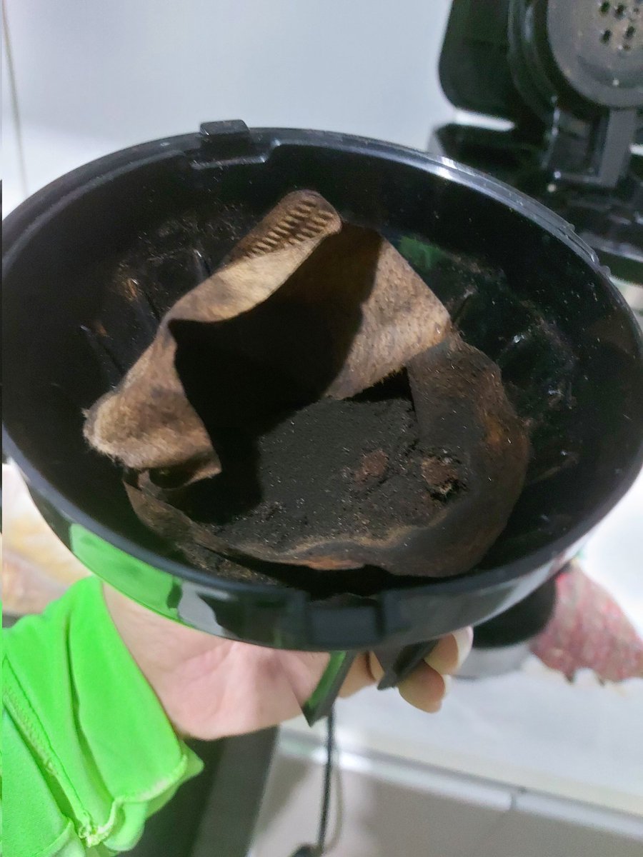 NezumiOFC's tweet photo. Como explico... Simplesmente achei pó de café estragado com cheiro de mofo e ainda estava úmido mesmo depois de meses parado, perdi até a vontade de fazer café hoje:( https://t.co/hi5sYWhkqr