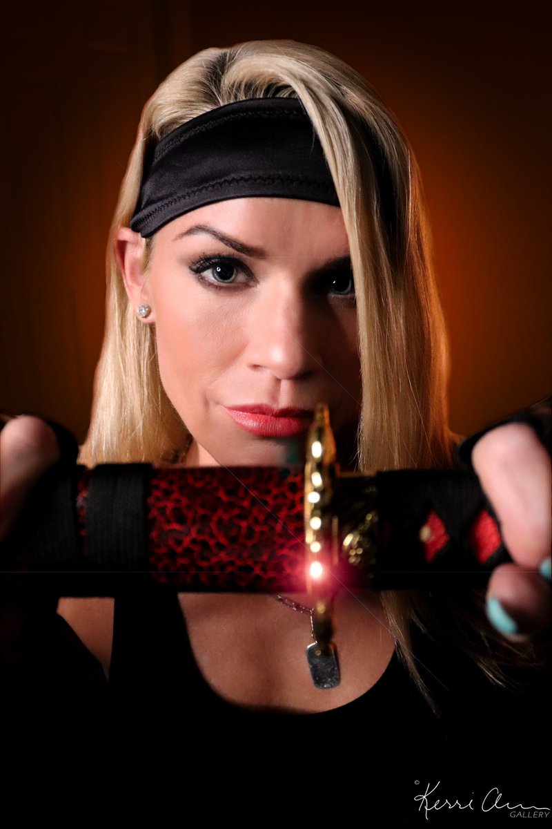 KerriAnnGallery's tweet photo. #mk1 was released today and I hear #sonyablade isn’t a playable character.

That’s too bad because @minikatanastore just sent me this sword. Fight!

Photo credit: @s3thfrancois of @sertifiedcast 

#mortalkombat #katana #japanesesword #sword https://t.co/BPlZ8dAMhy