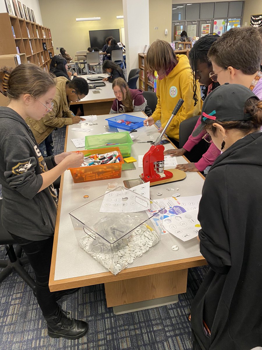 MrsGarlitz's tweet photo. Had a great day running craft club and bonus crafts during lunch! I had so much fun collaborating with @FredCoLibrary on crafting stations for our students! We also had 10 students sign up for library cards! #fcpsreads #bigfred https://t.co/Lb5cB1S82b