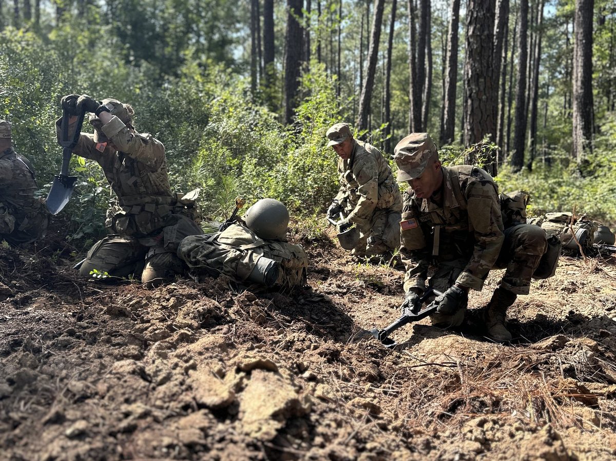 fortjackson's tweet image. #TrainingTuesday
We Make American Soldiers! Here is a quick look at @USArmy  #BasicCombatTraining from across the different battalions on Fort Jackson!
#MeetYourArmy #KnowYourMil #BeAllYouCanBe #VictoryStartsHere #Army2030