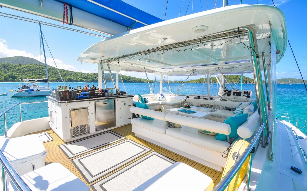 CanvasYacht's tweet photo. Check out this flybribdge on TOUCH THE SKY. Imagine the 360 degree views of the BVI or Bahamas. Learn more: https://t.co/02pdvoOhoZ

#yachts #yachtlife #superyacht #yacht #megayacht #yachting   #millionaire #thebillionairesclub #millionairlifestyle #yachties #flybridge #sailing https://t.co/AsyLxIcMWT