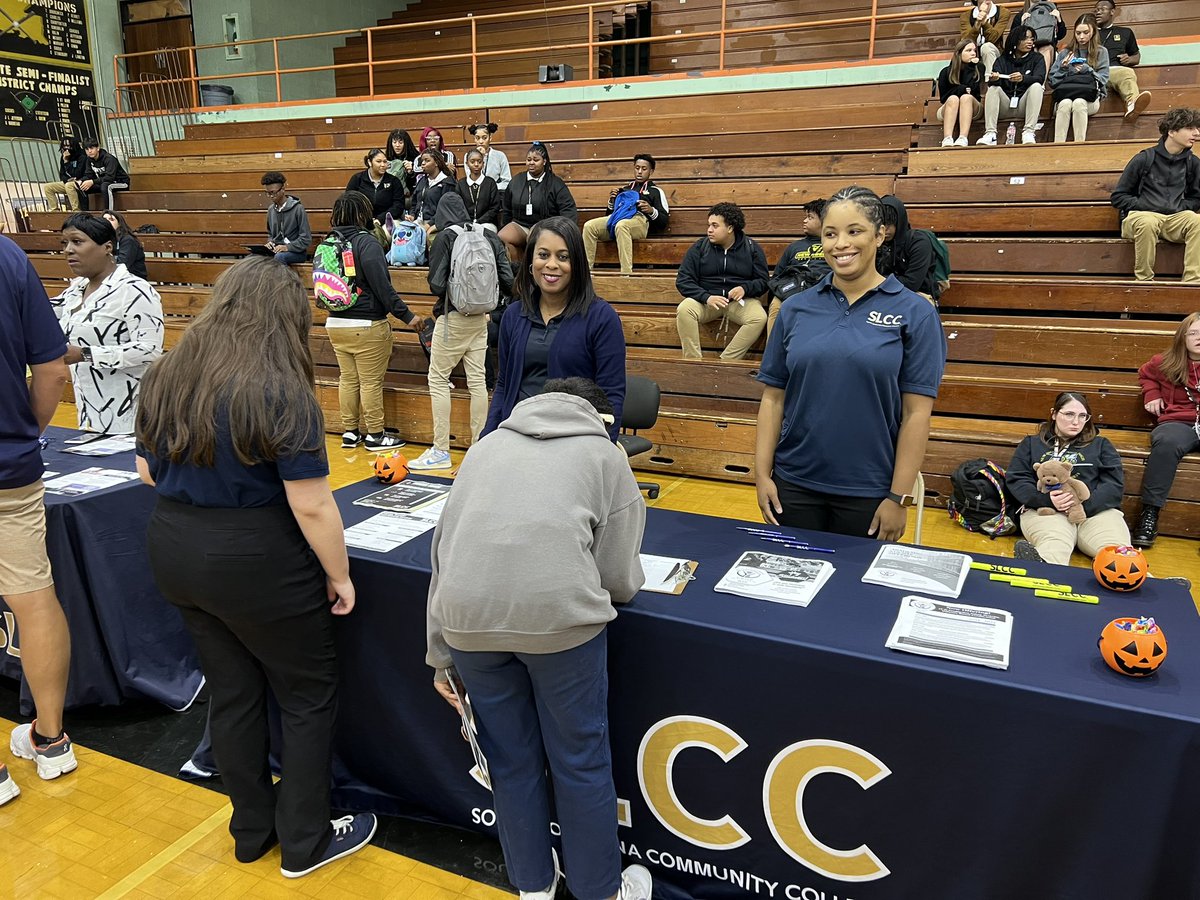 AndrePerezSLCC's tweet image. Students at NISH visited with Team SLCC @southlacc during Career Day, where they explored a variety of occupations using @TransfrInc Virtual Reality and @zSpace 3D technologies. Students also took Career Exploration interest inventories aboard SLCC’s Mobile College Services Lab.