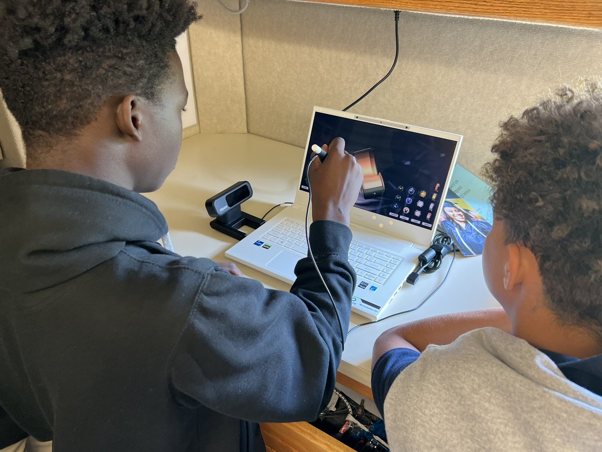 AndrePerezSLCC's tweet image. Students at NISH visited with Team SLCC @southlacc during Career Day, where they explored a variety of occupations using @TransfrInc Virtual Reality and @zSpace 3D technologies. Students also took Career Exploration interest inventories aboard SLCC’s Mobile College Services Lab.