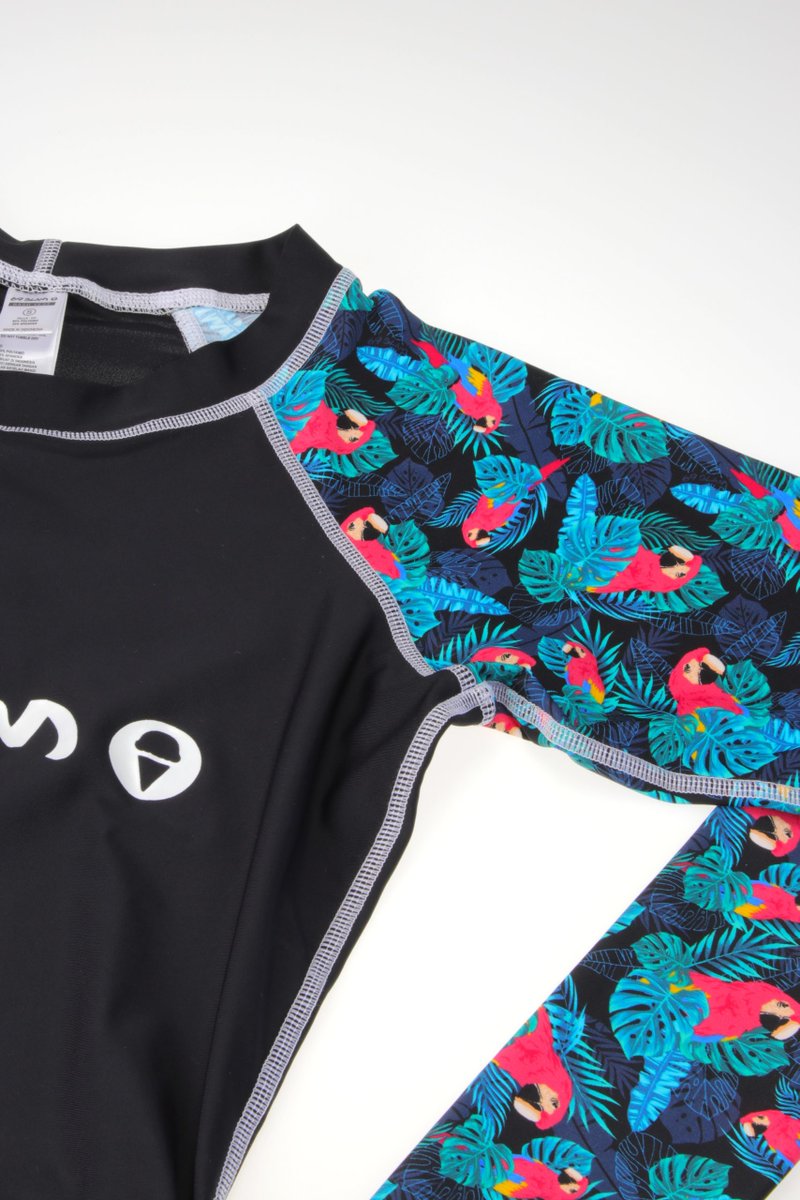 This surf shirt weighs only 117g (size S) and offers you an absolute feeling of freedom while surfing. The material also provides a sun protection of UPF 30+. The beautiful fabric in the playful tropical parrots design is guaranteed not to go unnoticed wherever you are. #69SLAM