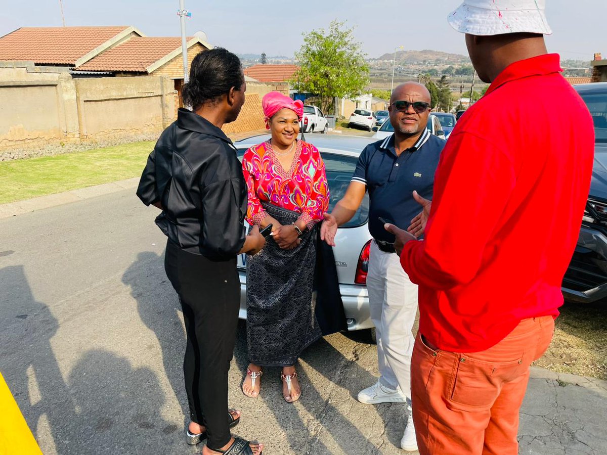 DadaMorero's tweet image. Today we welcomed the @ANCJHB REC and @GautengANC PEC members to my home in Orlando as they were paying their last respect on the passing of my mother,  Mama Ntombi Morero. 

#RIPMa