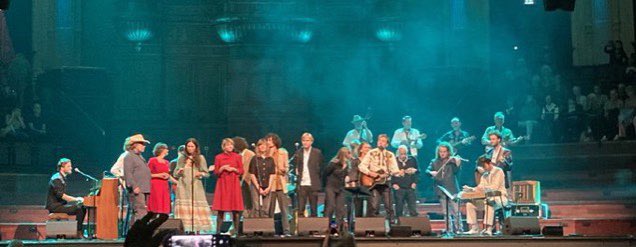 Wat een prachtig tribute concert voor Gram Parsons, die vandaag 50 jaar geleden overleed. <a href="/timknol/">Tim Knol</a> met een line-up vol muzikantenplezier!