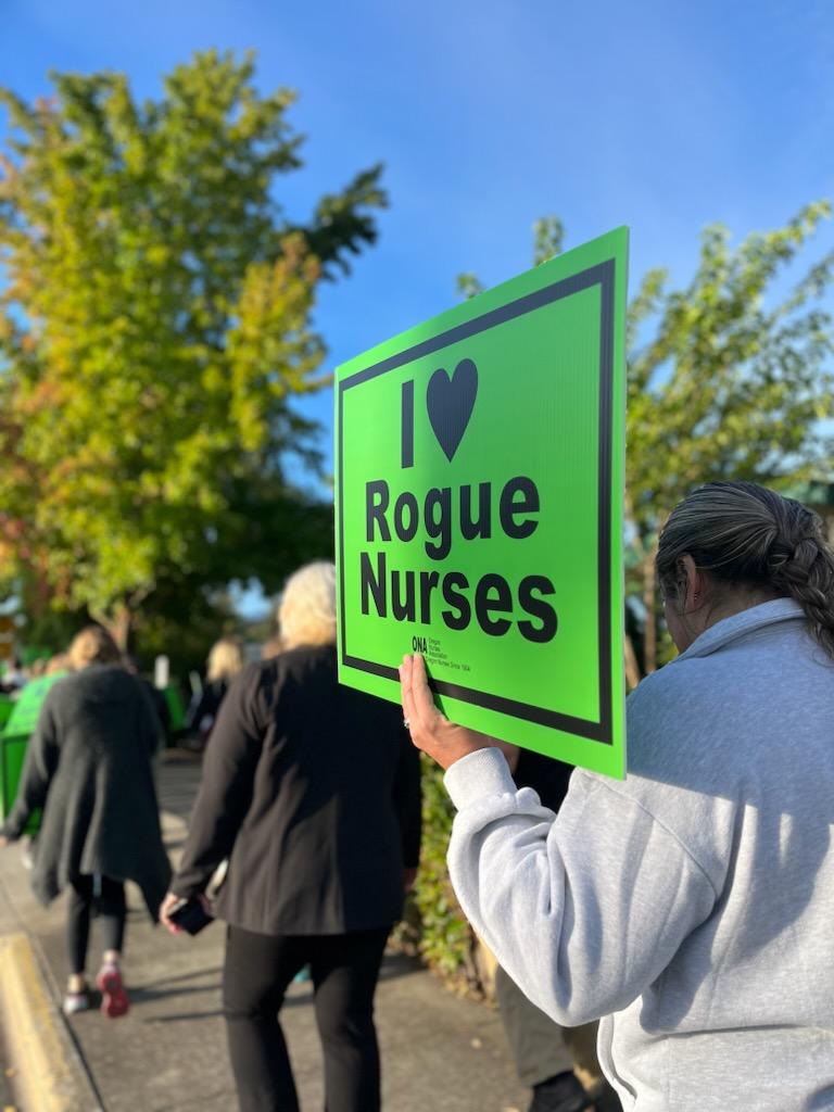 OregonNurses's tweet photo. Nurses and community members rallied at Asante Rogue Regional Medical Center this morning to fight for a #faircontract. Thank you to all who came for your solidarity and support! 
#rogueregional #medford #oregonnurses #unionnurses #recruitretainrespect #safestaffing #WeAreONA https://t.co/WKQ6nFbwyf