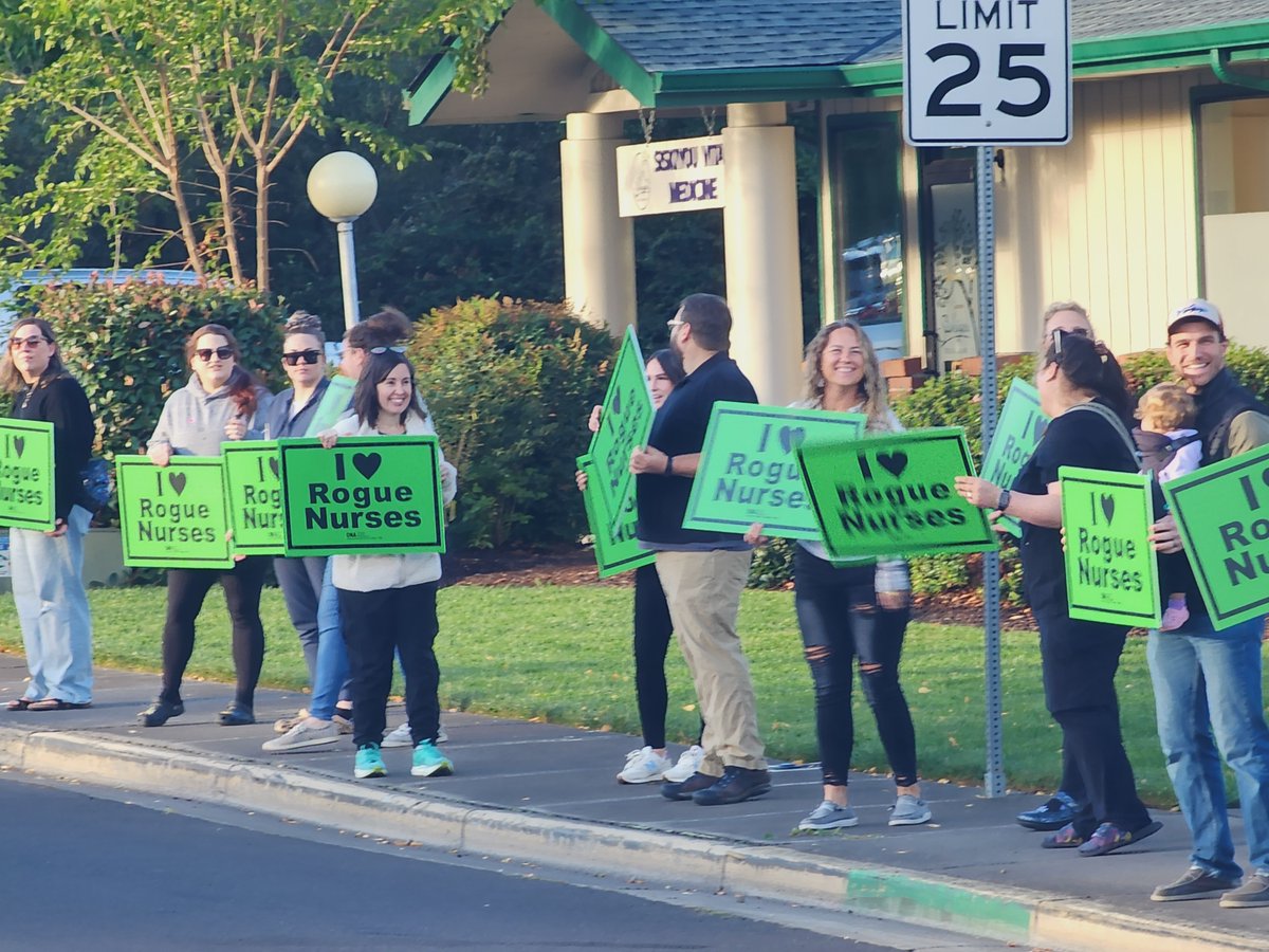 OregonNurses's tweet photo. Nurses and community members rallied at Asante Rogue Regional Medical Center this morning to fight for a #faircontract. Thank you to all who came for your solidarity and support! 
#rogueregional #medford #oregonnurses #unionnurses #recruitretainrespect #safestaffing #WeAreONA https://t.co/WKQ6nFbwyf