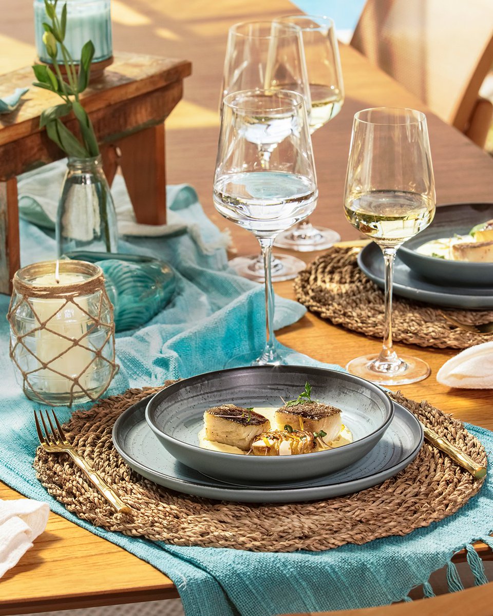 O equilíbrio da natureza na sua rotina diária! ✨ Os pratos da nova linha Flat são belos e funcionais. No aparelho de jantar Flat Pacífico, detalhes em alto relevo decoram todo o prato, imitando a ondulação da água quando um objeto atinge a sua superfície. Gostou? 🌊