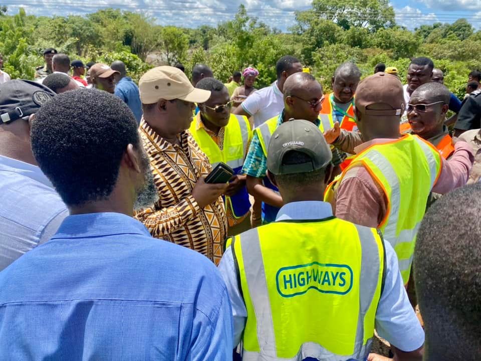 mrhgovgh's tweet photo. The Minister for Roads and Highways, Hon. Kwasi Amoako-Attah has assured the people of the Savannah Region that the washout which occurred at Dole, on the Bole -Sawla road will be reinstated in one week. 

The Minister gave the assurance when he led a team of Engineers to assess the situation on Tuesday, September 19 2023. 

The Minister said the government is treating the incident as a national emergency. 1/3
