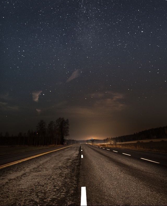 وَمن كَان يهوىٰ جَمال القَمر ! 
مُحالٌ بأن يلتَفِـت للنّجُـوم . .