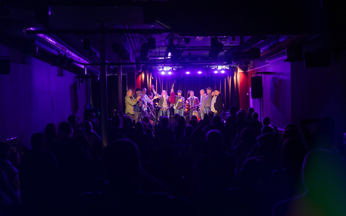 JosephKnife's tweet photo. 4 shows, 4 full rooms, 4 standing ovations = the stuff of dreams. #WideRiver tour for @WHGuitarClub off to a flying start! ❤️🙏🤘
Next up, Dublin with @WorkmansDublin on Thurs and #ÁrasAnUachtaráin on Friday for Culture Night https://t.co/WCWQ2VRIpM