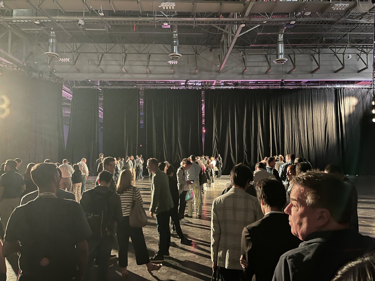 ZedDBA's tweet photo. The queues are forming for Larry Ellison Keynote 45 minutes before! 😲
#Oracle #CloudWorld #OCW #OCW23 #InsideVersion1 https://t.co/x2kF7w4SmK