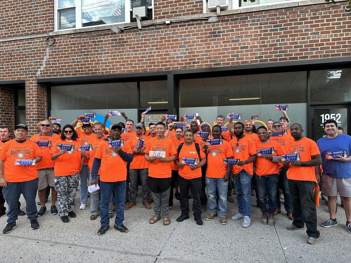 We just kicked off a huge day of action with <a href="/CarpentersNyc/">NYC District Council of Carpenters</a>! 

I’ll always fight for union workers— whether it’s guaranteeing fair contracts, securing worker protections, or creating high paying jobs. 

Proud to have these card carrying union carpenters on the #VelazSquad

#RISE