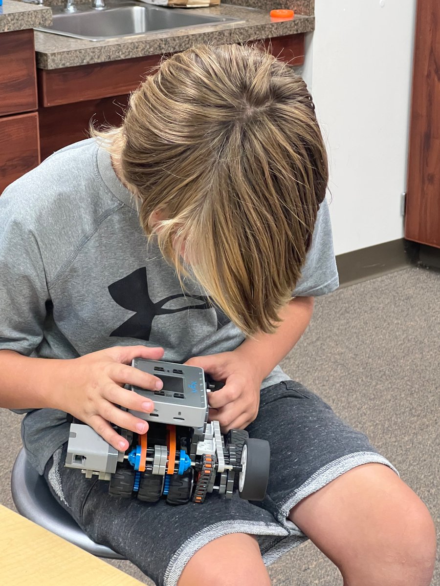 PeeplesDawn's tweet image. Let the asking, thinking, communicating, collaborating, creating, planning, building, and improving begin!!! #SCRobotics #cabotSTEM
