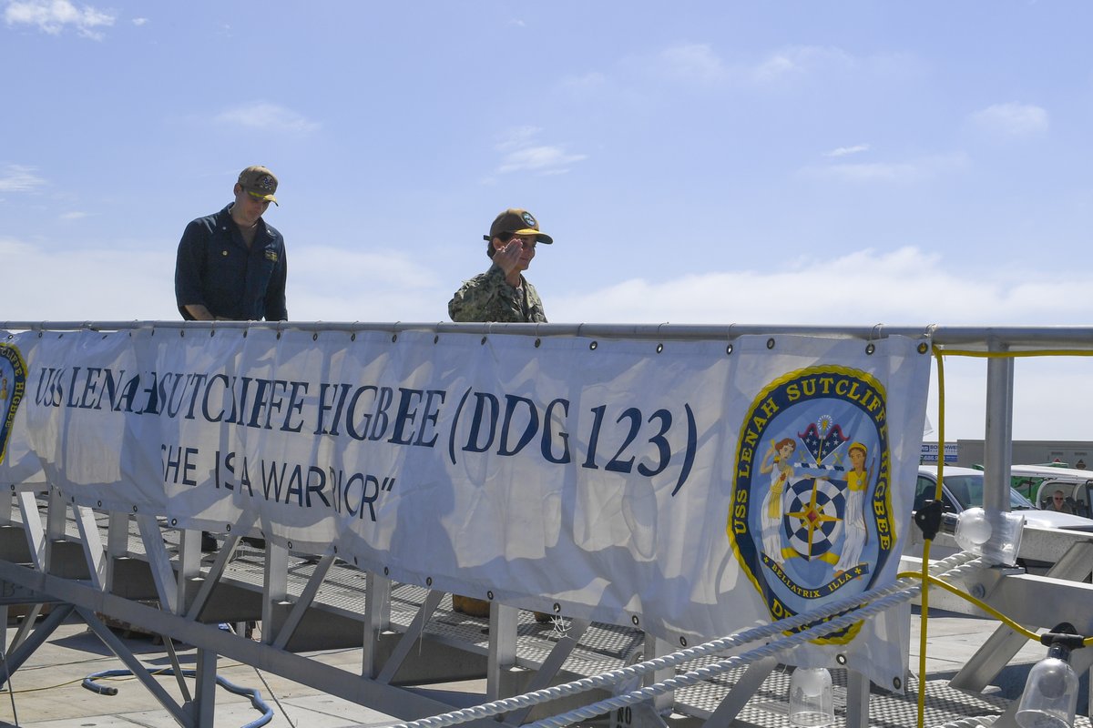 SurfaceWarriors's tweet photo. โ #SWOBOSS on the Waterfront โ
Rear Adm. Yvette M. Davids, Acting Commander, Naval Surface Force, U.S. Pacific Fleet, visits the Arleigh Burke-class destroyer USS Lenah Sutcliffe Higbee (DDG 123) during a Surface Warfare Flag Officer Training Symposium ship tour. https://t.co/URWLFtcBEv
