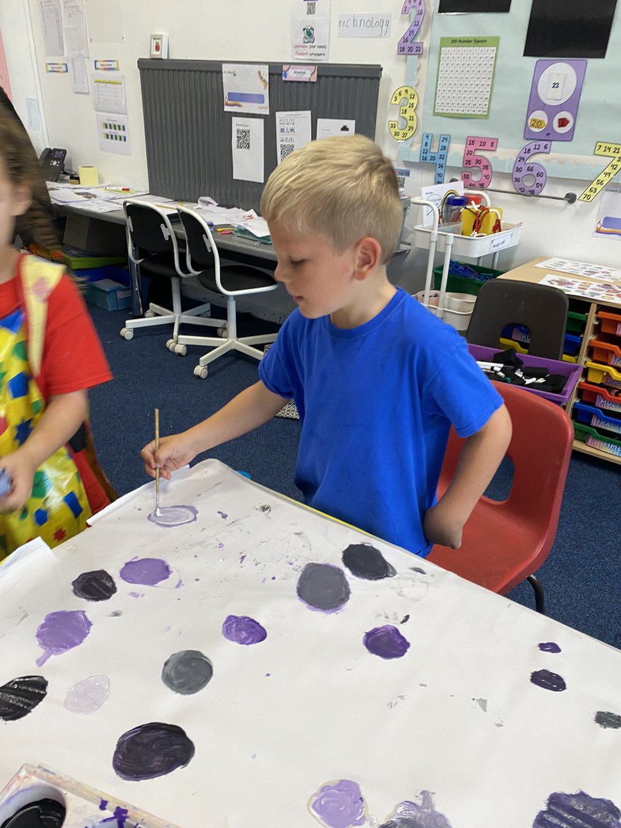 HarfieldMrs's tweet photo. Had a fantastic afternoon exploring colour and shading by painting our tables 🖌️🎨 Our little artists carefully mixing colours to see how many tones they could make. @llandaffcity https://t.co/BTOBIA56iw