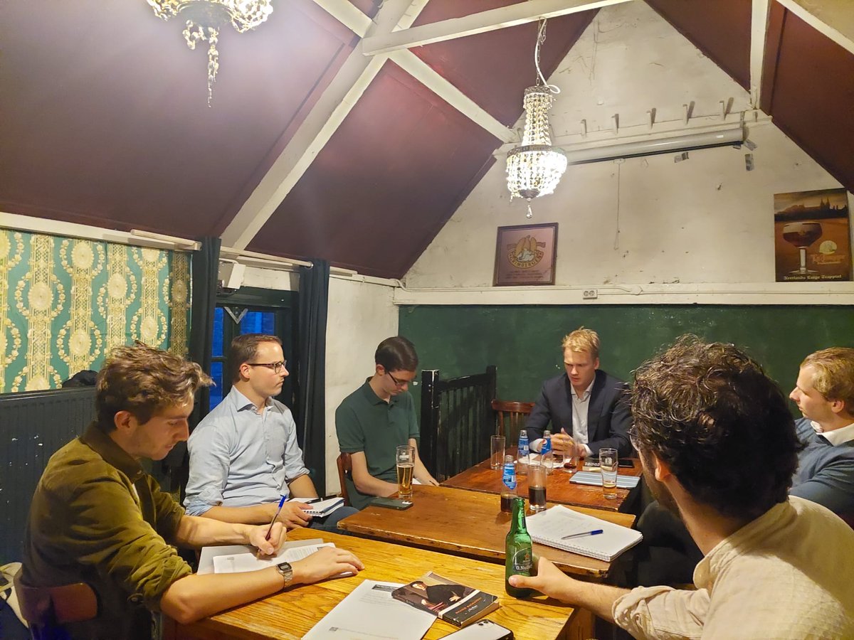 Leeskring_CPG's tweet photo. De eerste avond van de leeskring Christelijke Politiek zit er weer op! Samen met @MauritsPotappel bespraken we Maritain als reactie op Machiavelli, en wat het betekend in de politiek om een middenweg tussen realisme en (christelijk) idealisme te vinden. https://t.co/uPIMaKpfRJ