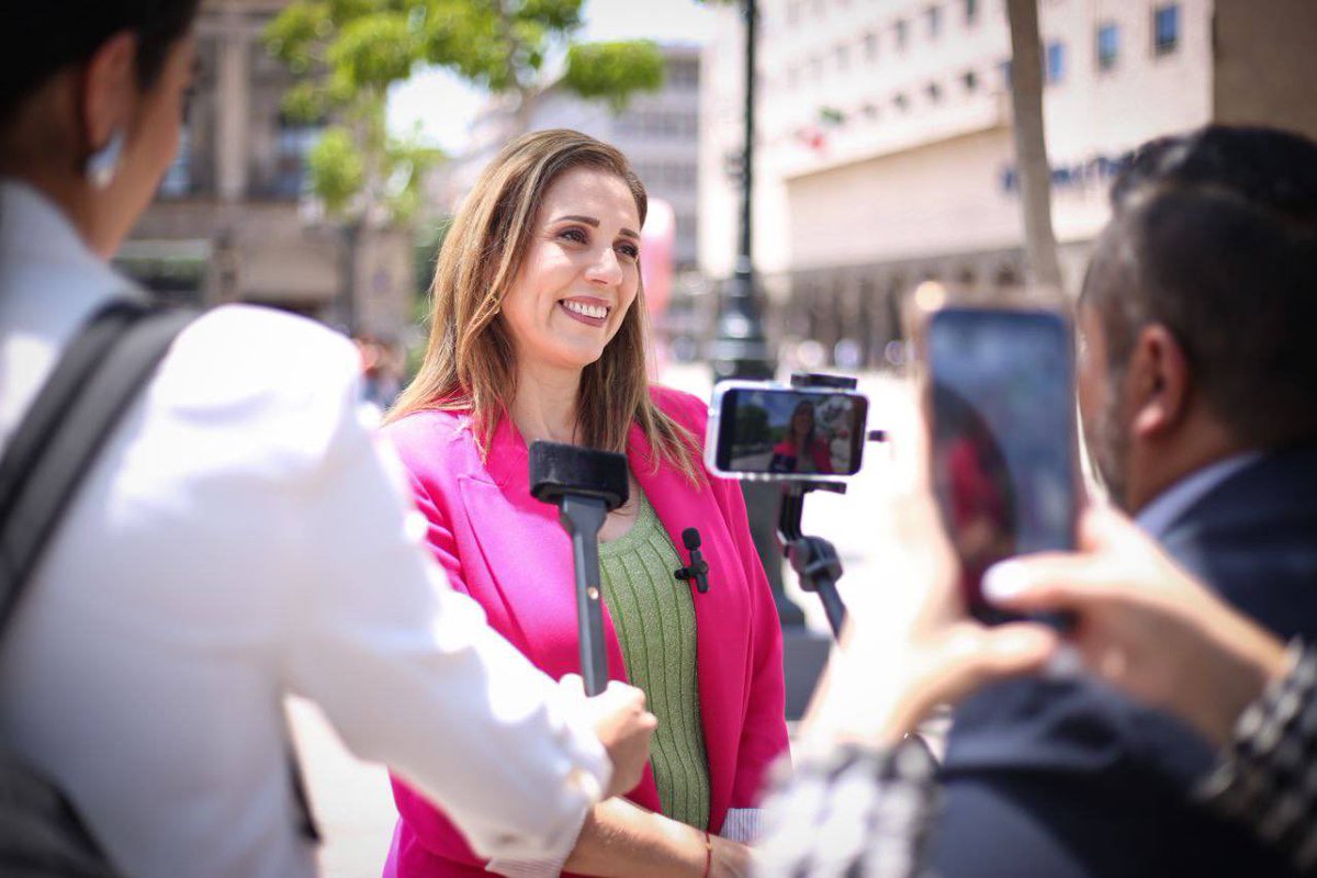 FabiolaLoya_'s tweet photo. En medio de tanto trabajo, siempre me gusta tomarme el tiempo para platicar con mis amigxs de los medios. Abonar a la construcción de una sociedad informada e instruida, es prioridad en mi desempeño.👆🏼

#SaberloYaEsTuDerecho #ResultadosParaLaGente https://t.co/PXa1p0Wwru