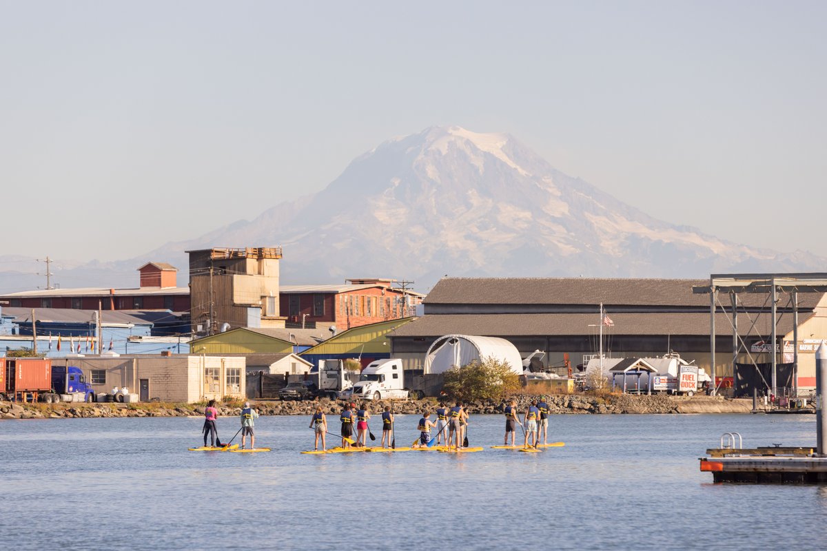 Who needs desks when you have a paddle board? Our Environmental Policy & Decision-Making Majors toured the Thea Foss Waterway with Lindsay Walker of Communities for a Healthy Bay to get a first hand look at the restoration of this environmental success story. . . . #ToTheHeights