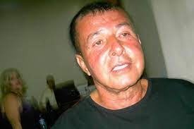 En video quedó grabado cómo uno de los hombres de la banda Los del Puerto, liderada por alias #Alacrán, lanza explosivos dentro de un establecimiento para sembrar el pánico entre comerciantes a los que obligan a pagar cuotas para no matarlos.