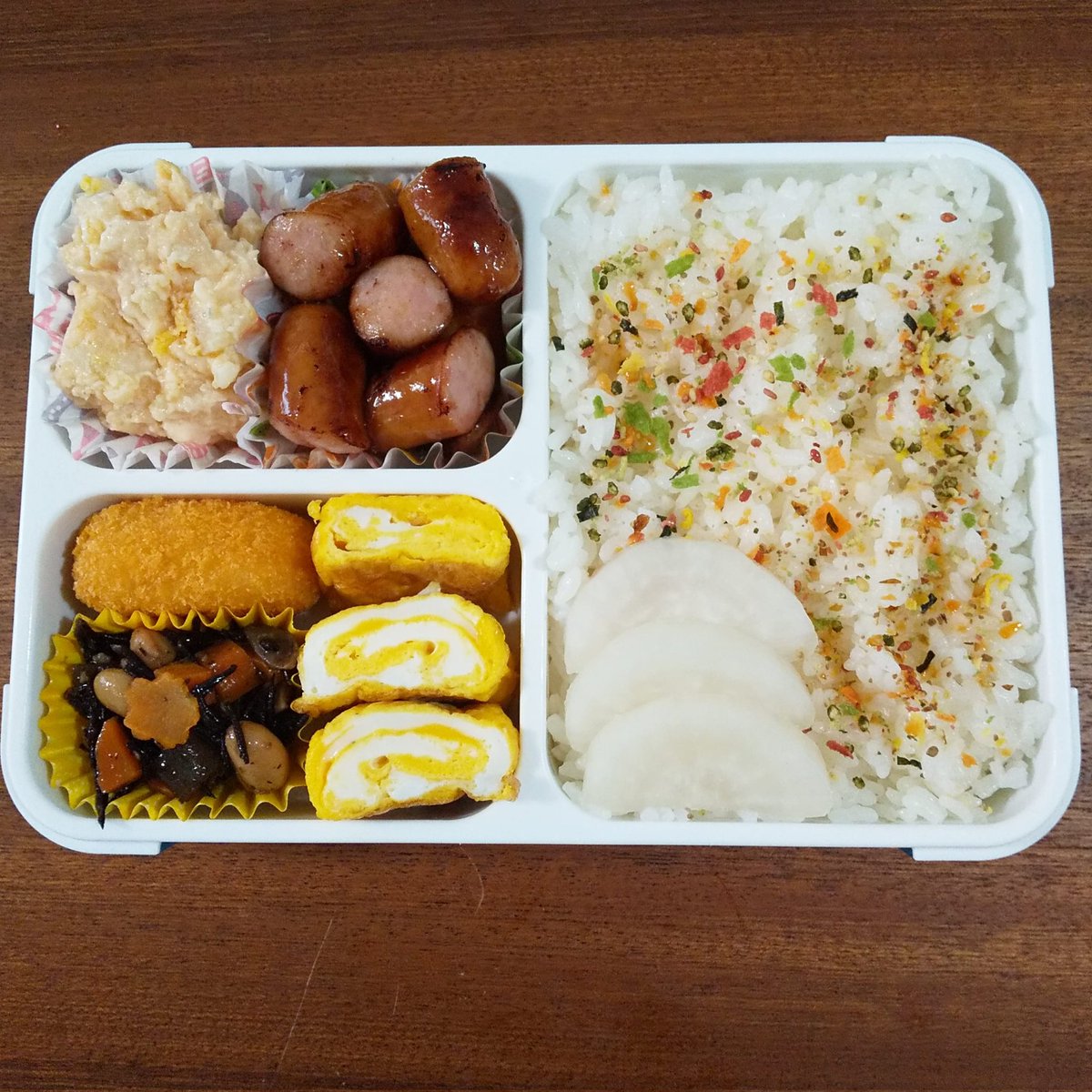 おつかれさまです(*^^*)
今日の父ちゃん弁当🍱

★卵焼き
★カニクリームコロッケ(冷凍)
★明太子ポテトサラダ
★ウインナー
★ひじきの煮豆

来週は週3お弁当🙄💨
がんばろ...
#お弁当記録