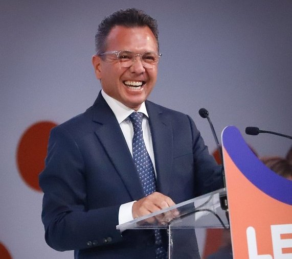 julio_rios's tweet photo. Esta semana se reunirán los aspirantes a a la gubernatura de Jalisco por @MovCiudadanoMX para definir a quien abandere a este partido

Y hay dos que parecen ser los finalistas:

@PabloLemusN 
Alcalde de Guadalajara y quien encabeza las encuestas (en la de Mural obtuvo 47 %). 
NO pertenece al primer círculo del gobernador Enrique Alfaro, pero si está en el afecto del líder nacional, Dante Delgado.   No es bien visto por algunos cuadros de la cúpula emecista, (cuando presentó su gabinete en 2021, se atrevió a decir, palabras más, palabras menos, que no respondía por algunos personajes que le habían sido impuestos o heredados de la administración de su antecesor, Ismael del Toro).
Pero Lemus tiene gran carisma y manejo del público gracias a su experiencia como locutor de radio.  En sus tres campañas ha mostrado  ese oficio.
Si bien, encabeza una corriente interna llamada Lemusismo ( a la que también pertenece el alcalde Juan José Frangie y algunos regidores y diputados), no tiene estructura. La maquinaria que hace campaña y moviliza votos el día de los comicios para MC, responde al Alfarismo, que como ya comentamos le tiene cierto recelo.

@ClementeCH 
Senador de la República. Heredero directo del Alfarismo. Si bien es un hombre preparado y un perfil con contenido, no cuenta con el carisma de Pablo Lemus y en las encuestas no aparece bien ranqueado. Le afecta que por la naturaleza de sus últimas responsabilidades (diputado federal, presidente del partido y senador) ha estado más enfocado en la política nacional, lo cual lo ha desarraigado del Estado. 

En la encuesta de Reforma registró 11 por ciento en las preferencias internas, abajo del 13 por ciento de Salvador Zamora y el 54 % de Pablo Lemus (en la interna de MC). Números que hacen difícil que compita contra una marca como Morena que a nivel nacional y estatal viene fuerte (según las encuestas).

Lo que si opera en favor de Clemente es la preferencia de su mentor, Enrique Alfaro que lo ve como un perfil leal, pues pertenece a su primer círculo desde que eran amigos de la prepa. Y por ende, sería el beneficiado por la movilización de una estructura electoral que hoy por hoy, ningún partido político tiene en Jalisco.

¿Quiénes más aspiran?

Una opción salomónica podría ser @SalvadorZamoraZ (que supera a Clemente en la encuesta de Mural) y que ha ganado todas sus elecciones (diputado local, federal y dos veces alcalde Tlajomulco)

Los otros dos competidores, son @AlbertoEsquerG y la senadora @VeroDelgadilloG

Y aquí la encrucijada:

Lemus tiene todo el derecho de levantar la mano y pedir la candidatura por ser el activo individual más competitivo. Pero la aceitada estructura que ha ganado elecciones en 2015, 2018 y 2021 no le responde, sino al Alfarismo que quiere a Clemente, aunque no sea competitivo en las encuestas.

¿Qué terminará pesando más?

¿La competitividad o la lealtad?

Los leo ✍️