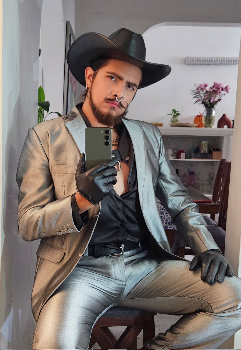 elsanntodiablo's tweet photo. Shiny guy with shiny suit. https://t.co/iC1T5qxVoq