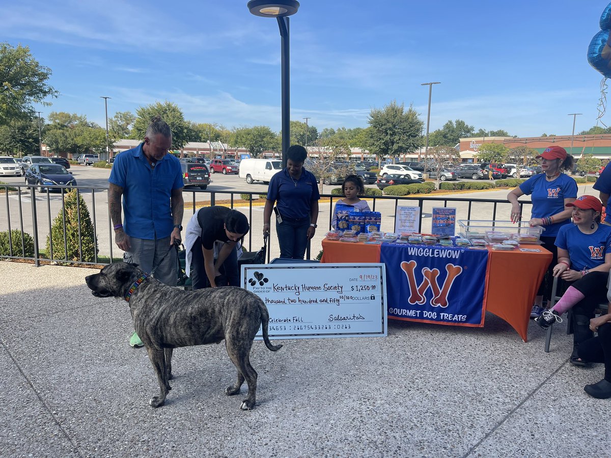 chiploverlou's tweet photo. Wiggle me this… #ThankfulTuesday #TacoTuesday celebrating 18 years since opening our first @Salsaritas location and there’s no better group to celebrate with! @kyhumane | Please do something kind for someone today and every day. Thanks for coming out tonight! #CelebrateFall https://t.co/vQfiLnOOY1