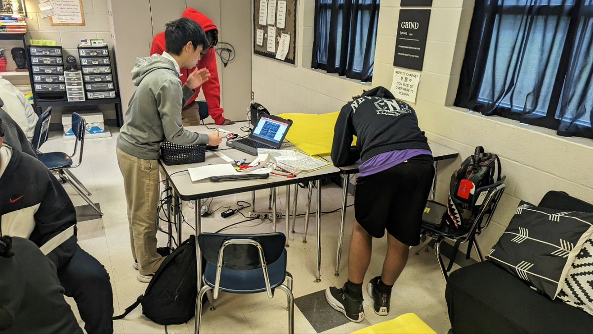 WoodlawnAPGoPo's tweet photo. Today we put down the tech I AP GoPo and made info graphic posters on the principles of The Constitution. The American Experiment is always so interesting to me. Why on earth does it work... #notperfect #moreperfect #happyconstitutionday #236yearsold https://t.co/9nM9IYyuAd