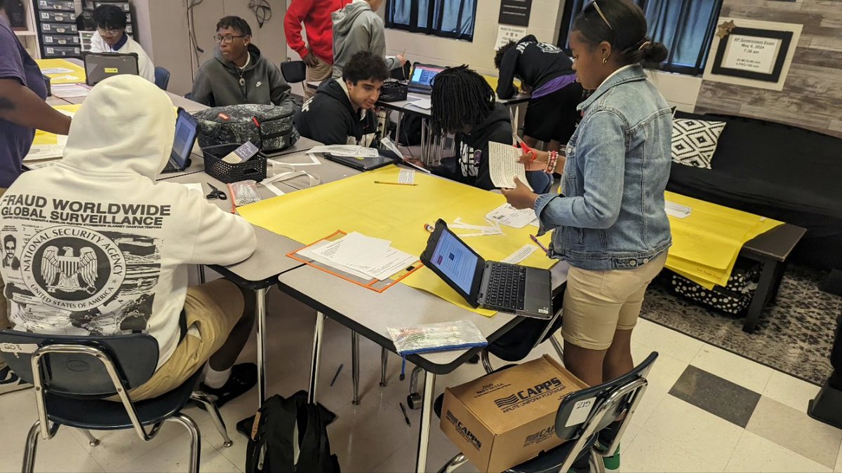 WoodlawnAPGoPo's tweet photo. Today we put down the tech I AP GoPo and made info graphic posters on the principles of The Constitution. The American Experiment is always so interesting to me. Why on earth does it work... #notperfect #moreperfect #happyconstitutionday #236yearsold https://t.co/9nM9IYyuAd