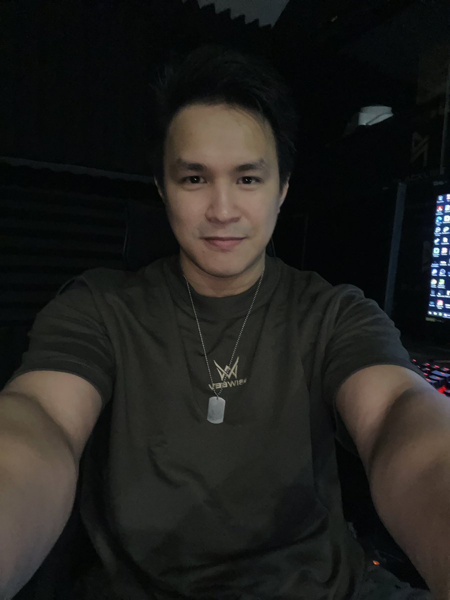 aurora_calad's tweet photo. Sobrang Ganda ng VeeWise Shirt! 🖤 #blck #calad https://t.co/kgcTB9SBQ2