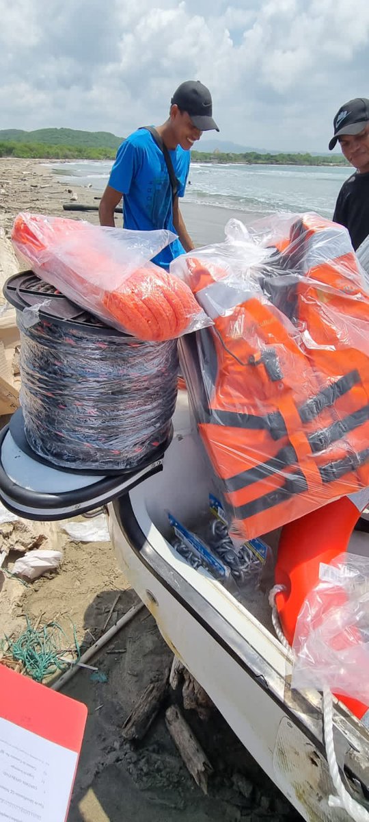 AUNAPColombia's tweet photo. #ProgramaDeFomento
El director de la #AUNAP, Alan Zumaqué, estuvo en #SanJuanDeAcosta, #Atlántico, haciendo entrega de un motor fuera de borda 🛥️ y un kit de seguridad a la Asociación de Pescadores de Bocatocino.🎣
Así apoyamos los proyectos productivos de las comunidades. https://t.co/tLTvxVn1tO
