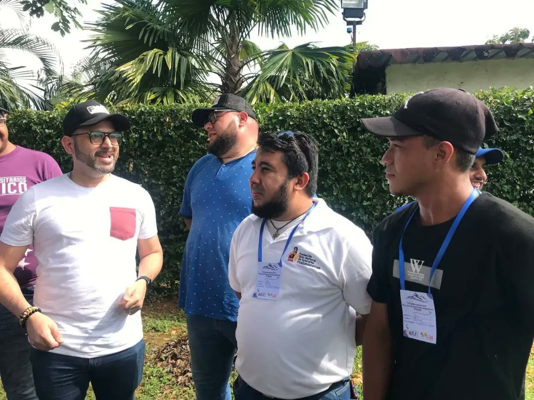 ¡Juntos hacemos camino al andar! 🛤️

Con valentía creativa seguimos construyendo sueños juntos y haciendo camino al andar.

Vamos juntos por los caminos de Chávez. 🛣️