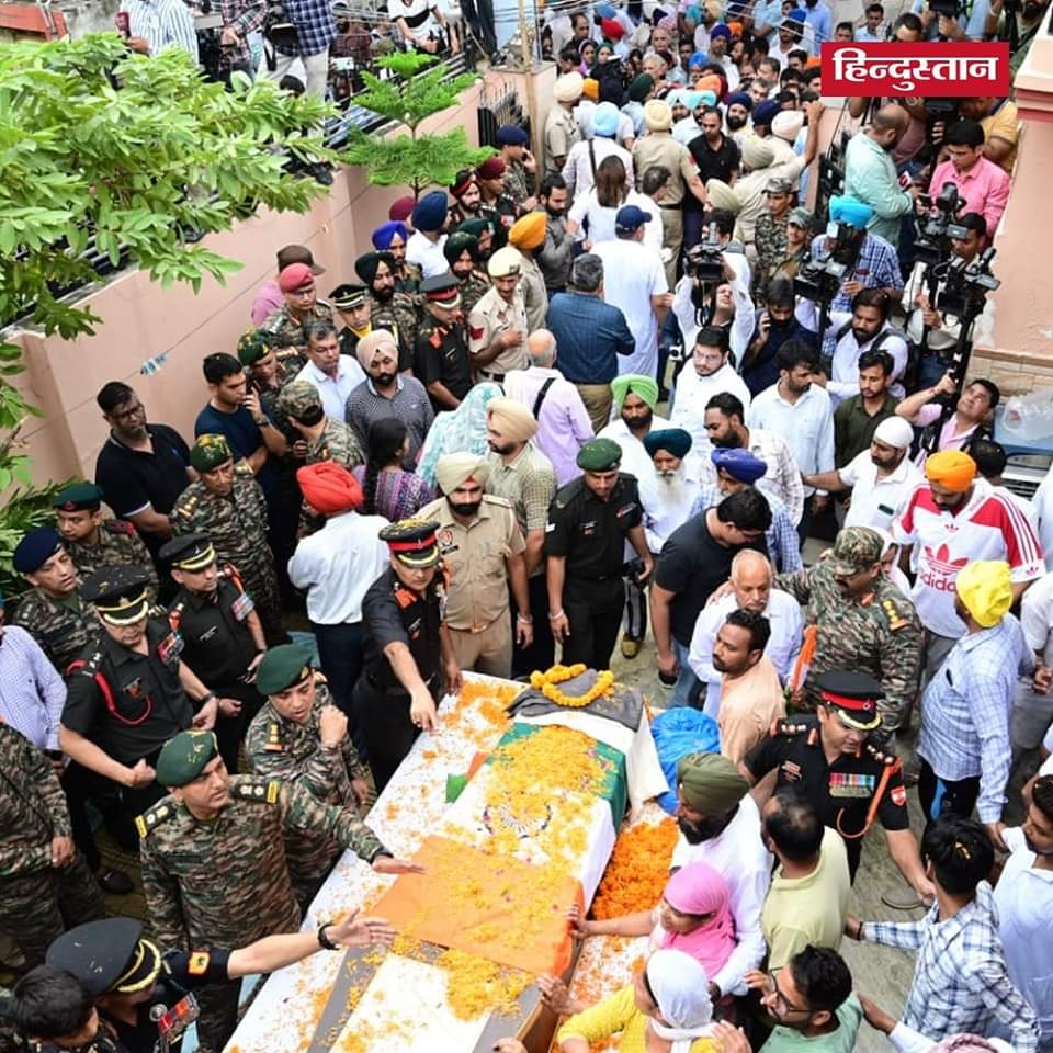 SpsRawatAap's tweet image. अनंतनाग एनकाउंटर में शहीद कर्नल मनप्रीत सिंह का पार्थिव शरीर चंडीगढ़ स्थित उनके घर लाया गया। शहीद मनप्रीत सिंह के 7 वर्षीय बेटे ने आर्मी यूनिफॉर्म में अपने पिता को सलामी दी।

#AnantnagEncounter #ColManpreetSingh 

(📸: Keshav Singh/HindustanTimes)