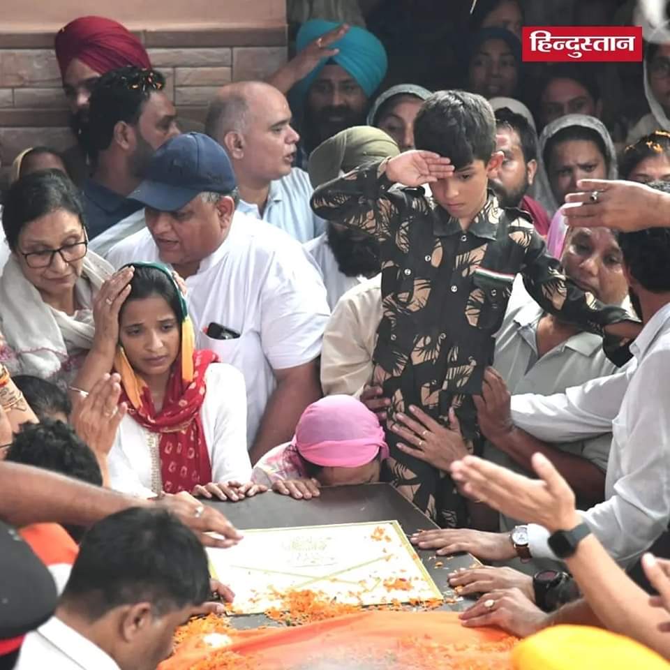 SpsRawatAap's tweet image. अनंतनाग एनकाउंटर में शहीद कर्नल मनप्रीत सिंह का पार्थिव शरीर चंडीगढ़ स्थित उनके घर लाया गया। शहीद मनप्रीत सिंह के 7 वर्षीय बेटे ने आर्मी यूनिफॉर्म में अपने पिता को सलामी दी।

#AnantnagEncounter #ColManpreetSingh 

(📸: Keshav Singh/HindustanTimes)