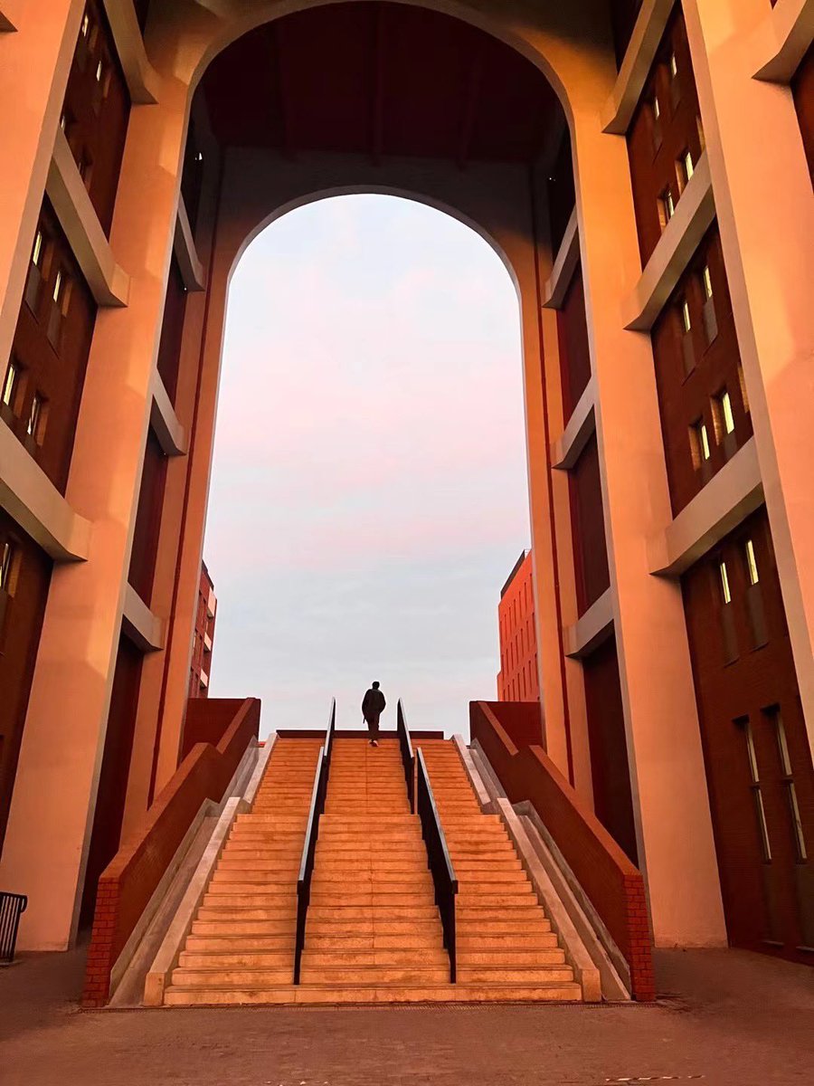 bfsu_official's tweet photo. The setting sun cast an orange glow over the campus🧡
#bfsucampus https://t.co/lXSDu4M2tQ