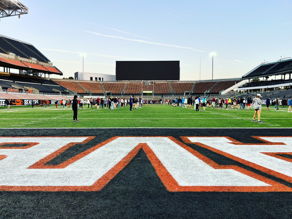 carnihippy's tweet image. 300+ of my favorite Beavers getting ready for the season! #GoBeavs