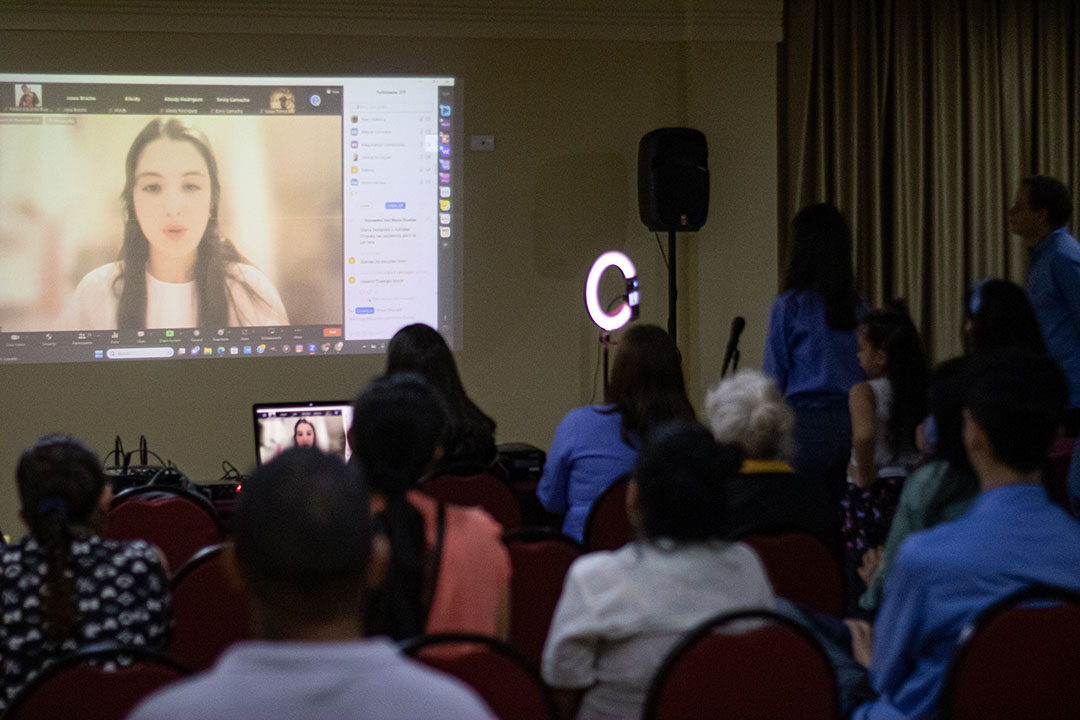 ValenciaHoy's tweet photo. Virtuosa del violín María Dueñas compartió con estudiantes venezolanos durante charla de Consermuca https://t.co/AyLNBu31qM @ValenciaHoy #Cultura https://t.co/hcip8Mw6SD