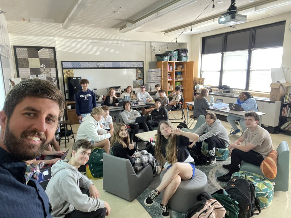 senormarkmac's tweet image. Immersion room is the place for @Mehlville_HS Español students to be on #bowtietuesday! #WeAreMehlville