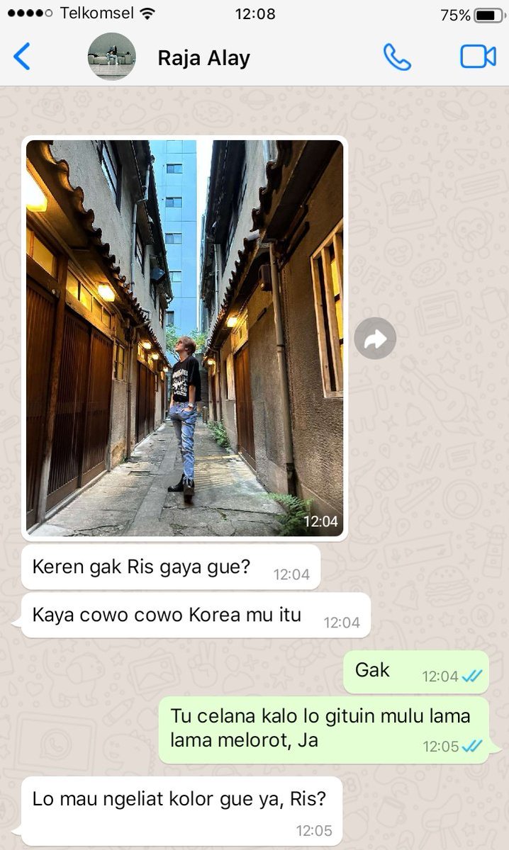 "Mau liat?"

Lee Haechan few tweets au. 
©itsbiliroobin